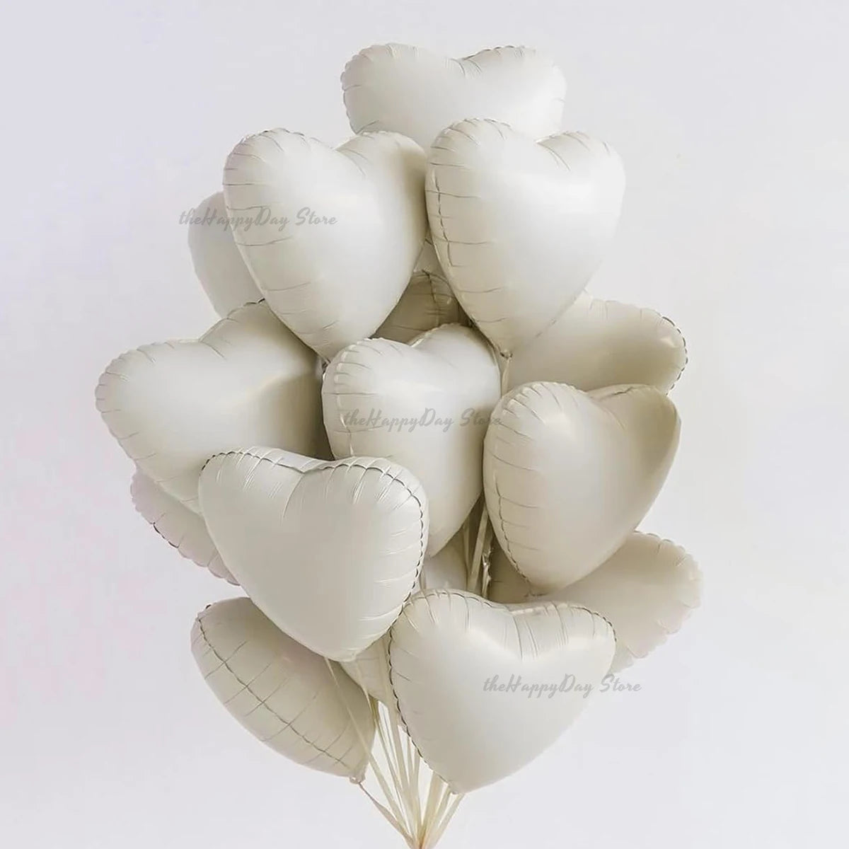 Eine Ansammlung weißer, herzförmiger Ballons in einer Pyramenformation.