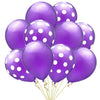 Un grupo de globos de látex con lunares morados atados, usados para decoración de fiesta.
