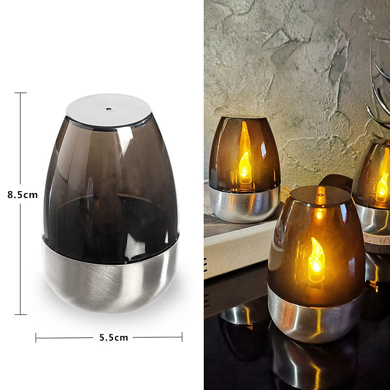 Nahaufnahme einer modernen, kuppelförmigen Solar-LED-Kerze mit silberner Basis und verglastem Glasaufsatz.