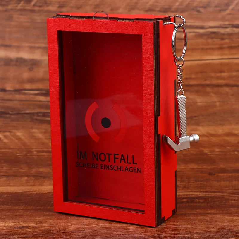Una caja de regalo roja con una ventana transparente que muestra un símbolo de diana y un mecanismo de cerradura.