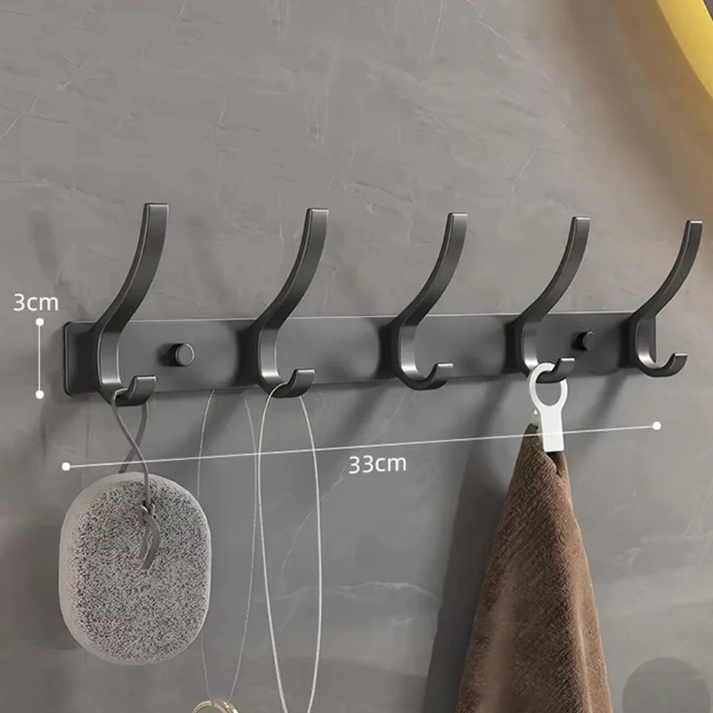 Un perchero de pared negro resistente con seis ganchos montados en una pared gris, mostrando el tamaño e instalación.