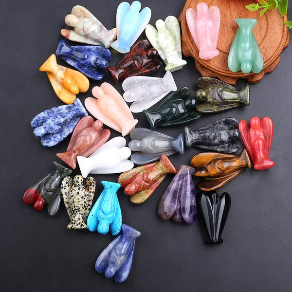 Collection de figurines en cristal sculptées à la main, en forme d'anges aux couleurs pastel et terreuses.