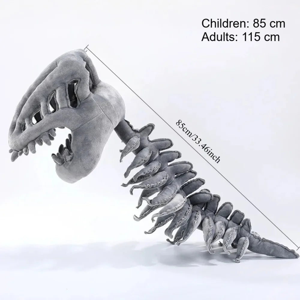 Traje de peluche con esqueleto de dinosaurio realista mostrando el cráneo y vértebras de un dinosaurio de cuello largo.