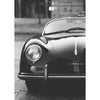 Schwarz-weißes Foto der Frontansicht eines klassischen Porsche-Wagens.