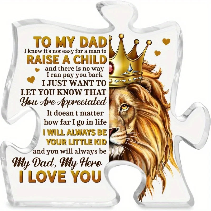 Recuerdo de rompecabezas acrílico transparente con la cabeza de un león y texto que expresa amor por un padre.