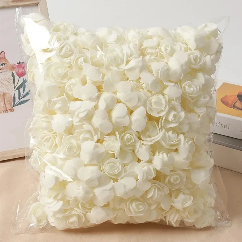 Una bolsa de plástico transparente llena de decoraciones de espuma de rosas artificiales blancas.