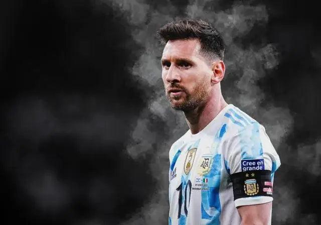 Leyenda del fútbol Lionel Messi en lienzo de pared, mostrando a un jugador con barba y camiseta blanca.