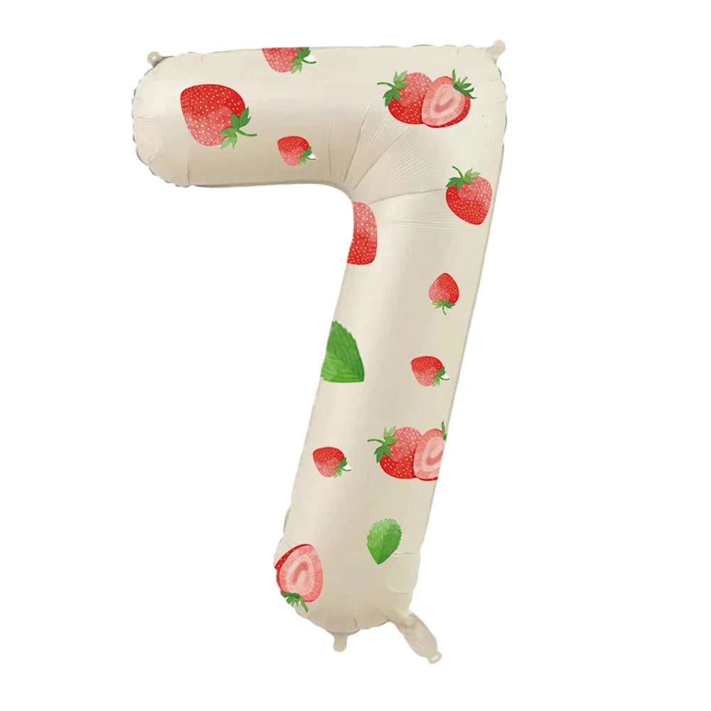 بالون وردي كبير على شكل الرقم 7 مزين بتصاميم الفراولة.