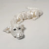 Figurine de dragon peinte à la main, en matériau blanc texturé.