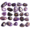 Una colección de piedras rúnicas de cristal natural en varios tonos de púrpura y violeta.