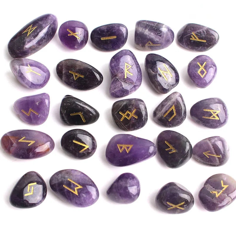 Una colección de piedras rúnicas de cristal natural en varios tonos de púrpura y violeta.