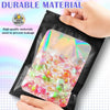 Une main tient un sac de stockage noir refermable rempli de morceaux de plastique colorés et transparents.