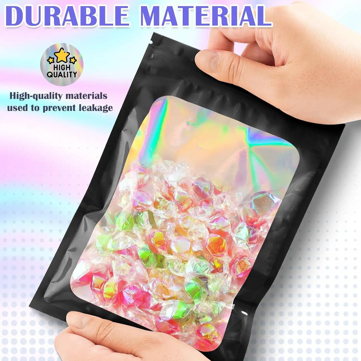 Une main tient un sac de stockage noir refermable rempli de morceaux de plastique colorés et transparents.