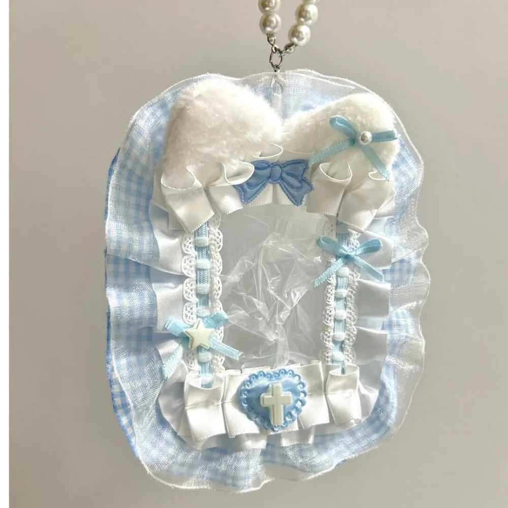 Porte-cartes fait main avec tissu à carreaux bleu clair, accents moelleux blancs et charmets de ruban bleu.