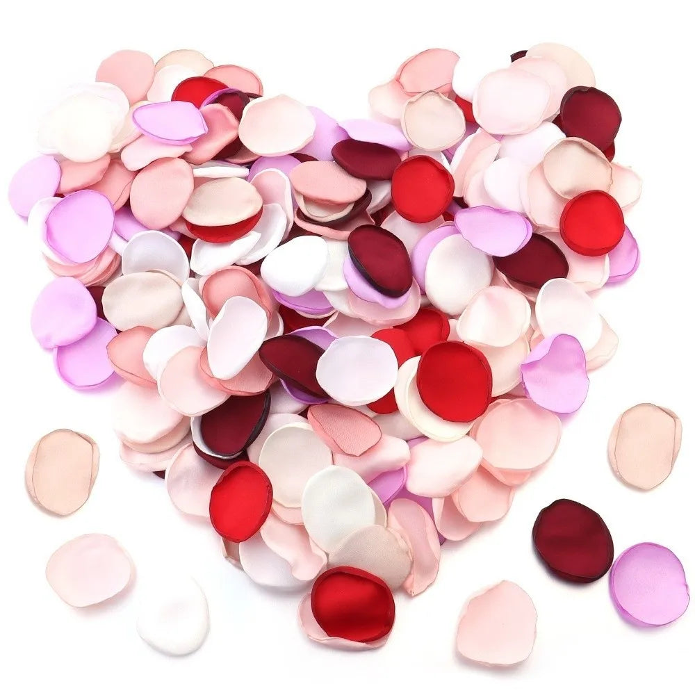Un tas de pétales de roses de soie artificielle dans des tons de rose et magenta pour la décoration