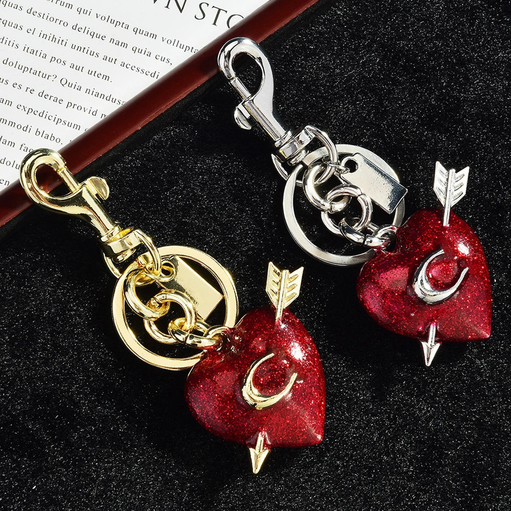 Collar de llavero con forma de corazón de oro y plata y dije brillante rojo