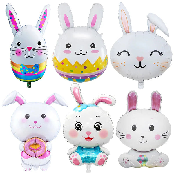 Una colección de globos de aluminio con forma de conejitos blancos de dibujos animados en varios estilos y colores.