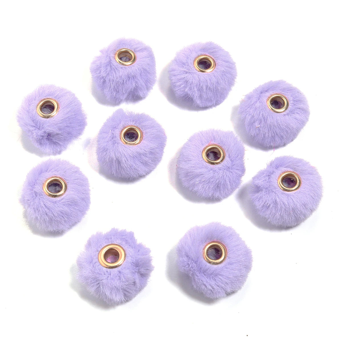 Plusieurs petites boules de peluche violettes rondes avec des perles dorées pour la fabrication de bijoux DIY