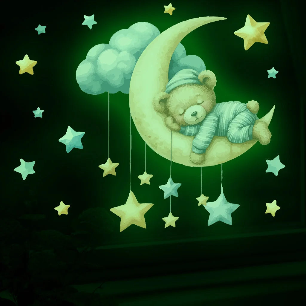 Autocollant murale ours en peluche phosphorescent avec une lune et des étoiles sur fond vert foncé.