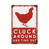 Vintage abgenutztes rotes und weißes Schild mit Silhouette eines Huhns und dem Text 'CLUCK AROUND AND FIND OUT'