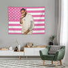 Tapisserie murale avec portrait d'un homme noir sur fond de drapeau américain rayé rose et blanc.