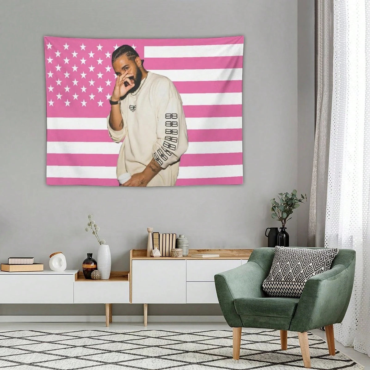 Tapisserie murale avec portrait d'un homme noir sur fond de drapeau américain rayé rose et blanc.