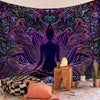 Lebhaftes Boho-Mandala-Wandteppich mit lila, rosa und türkis floralen Mustern auf dunklem Hintergrund.