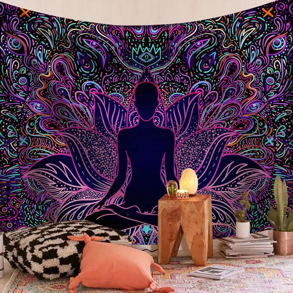 Lebhaftes Boho-Mandala-Wandteppich mit lila, rosa und türkis floralen Mustern auf dunklem Hintergrund.