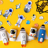 Collection de décorations de gâteaux d'astronautes miniatures, figurines, ballons spatiaux et formes de fusées sur fond jaune