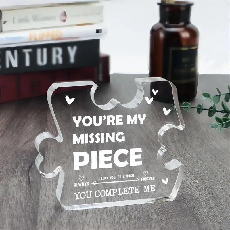 Silhouette en verre clair avec le texte : Tu es ma pièce manquante, je t'aime tant, à jamais, tu me complètes.