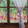 Rosa, durchscheinende Vorhänge hängen über ein Fenster und zeigen eine lebendige Blumen-Gartenansicht.