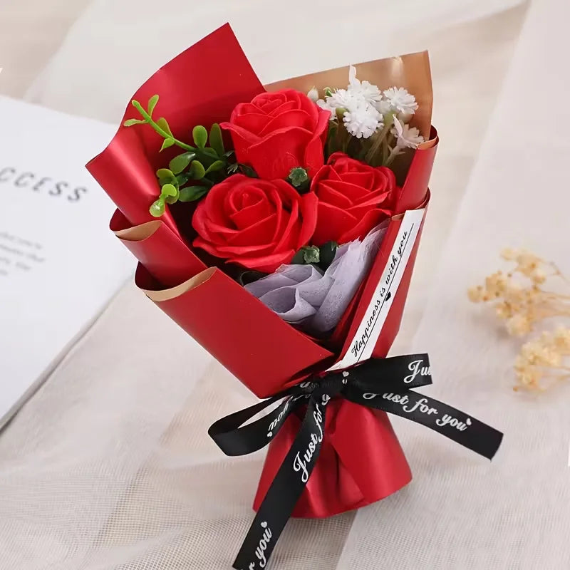 Un bouquet de roses rouges emballé dans du papier rouge avec un ruban noir et une étiquette cadeau.