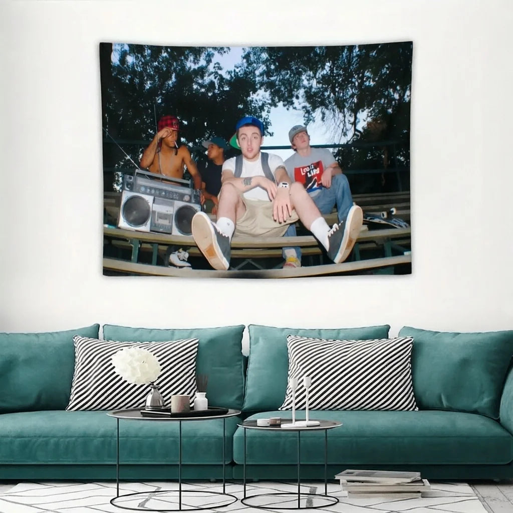 Arte de pared enmarcado con tapiz que muestra a un grupo de hombres con ropa casual al aire libre.