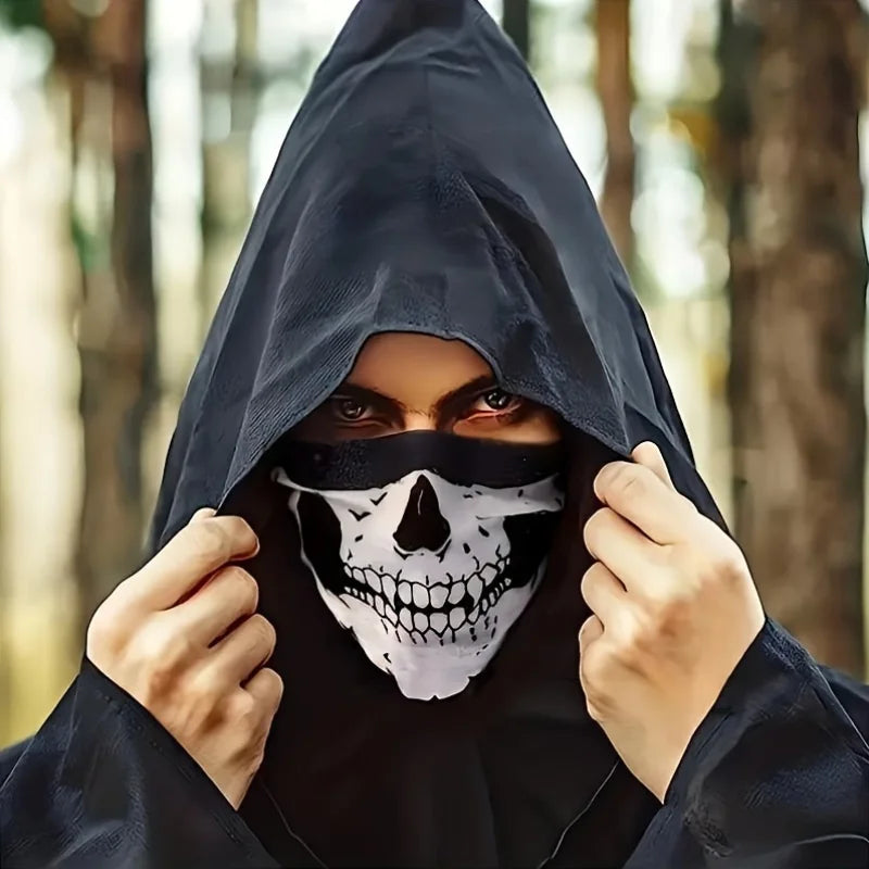 Une personne portant un foulard noir à capuche couvrant son visage, révélant un masque crâne blanc.