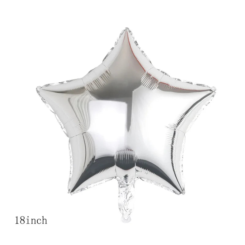 Un ballon en feuille d'argent en forme d'étoile avec une tige transparente.