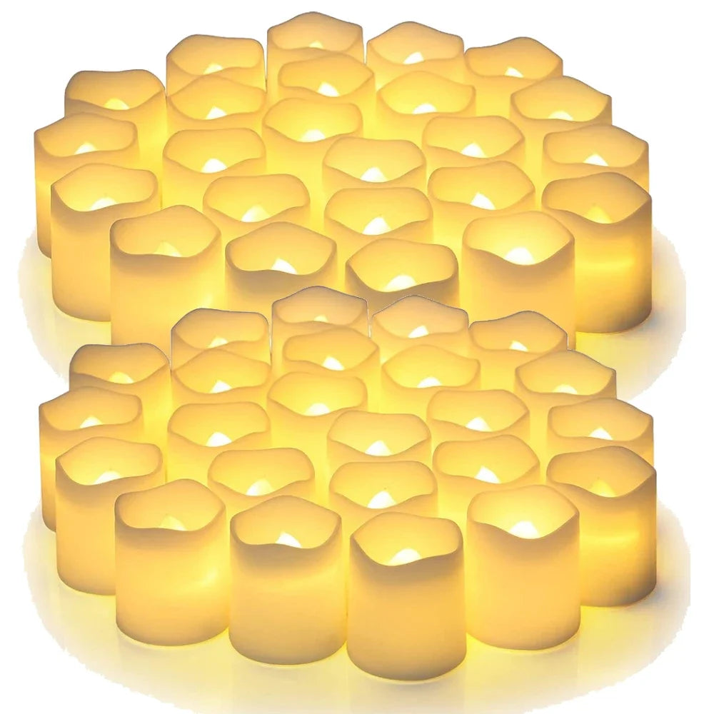 Eine Ansammlung leuchtender gelber LED-Kerzen in kreisförmiger Anordnung zur Dekoration.