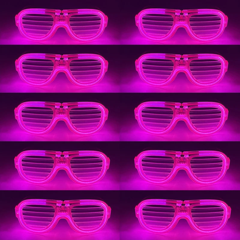 Ein Set fluoreszierender herzförmiger LED-Partybrillen in verschiedenen Farben und Stilen.
