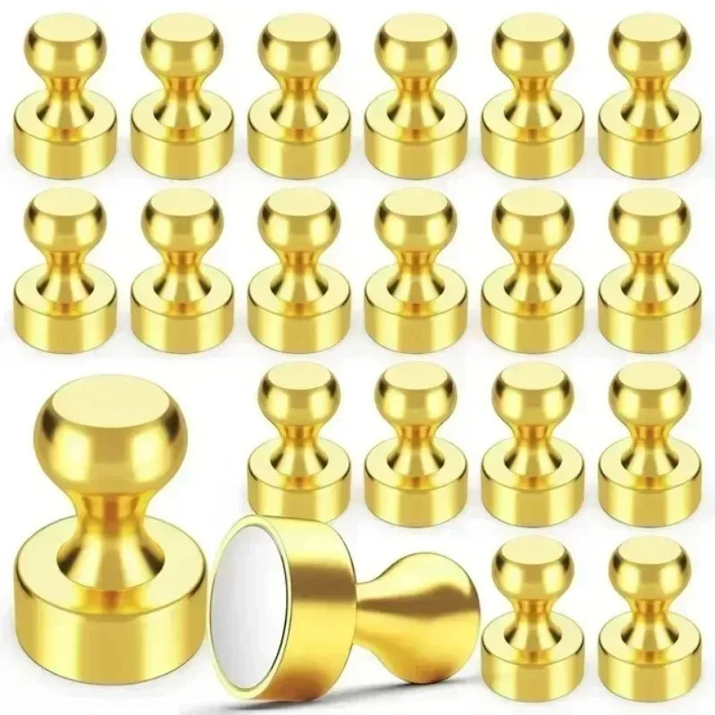 Eine Sammlung von schweren Neodym-Magnet-Pushpins in Goldfarbe, gezeigt aus verschiedenen Winkeln.