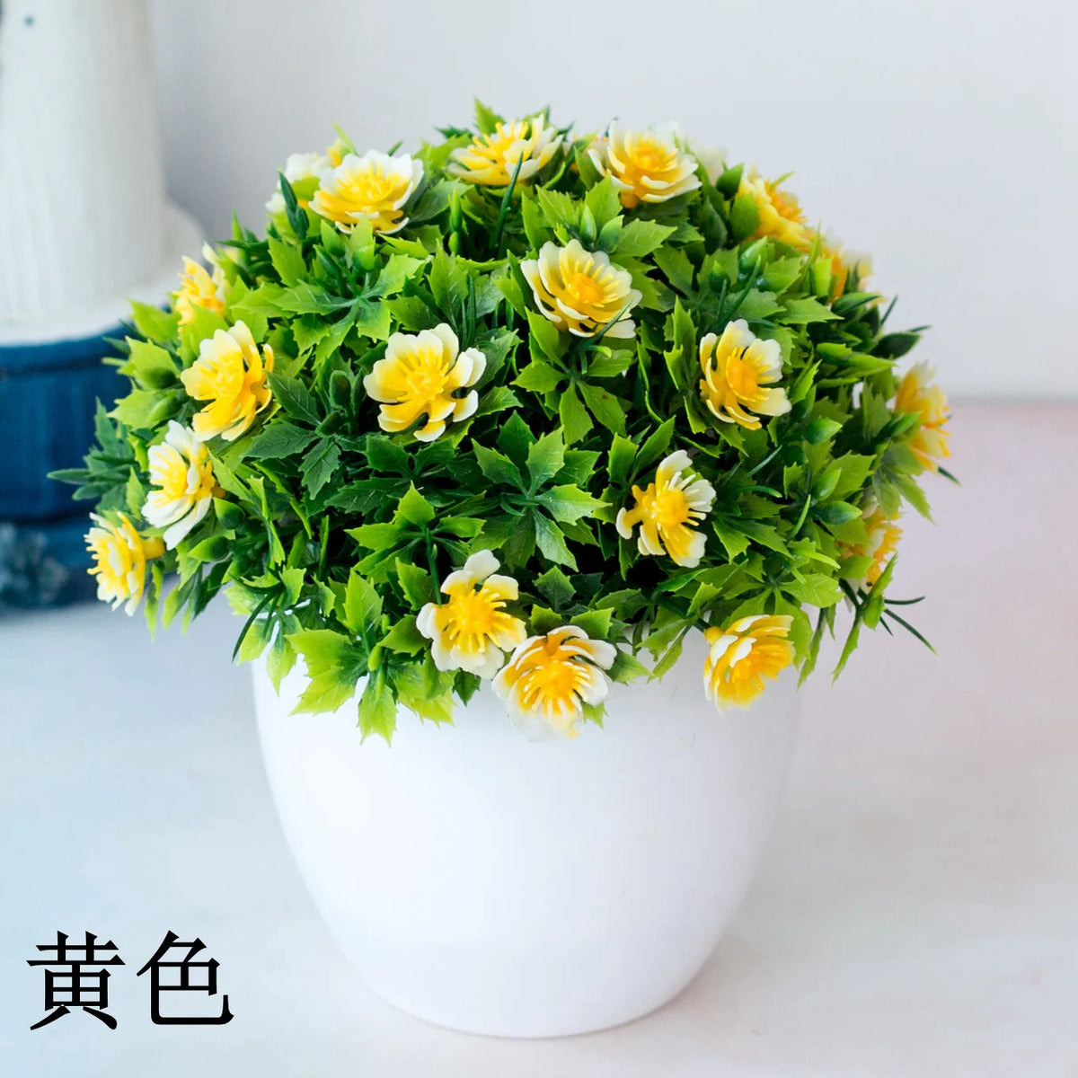 Un bouquet vibrant de plantes bonsai artificielles jaunes dans un pot blanc.