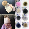 Divers tons de pompons et boules de cheveux en fausse fourrure, vues en gros plan.