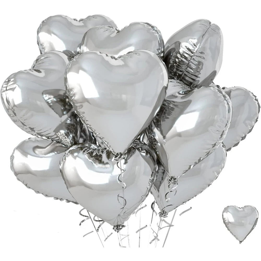 Ein Haufen silberner herzförmiger Folienballons.