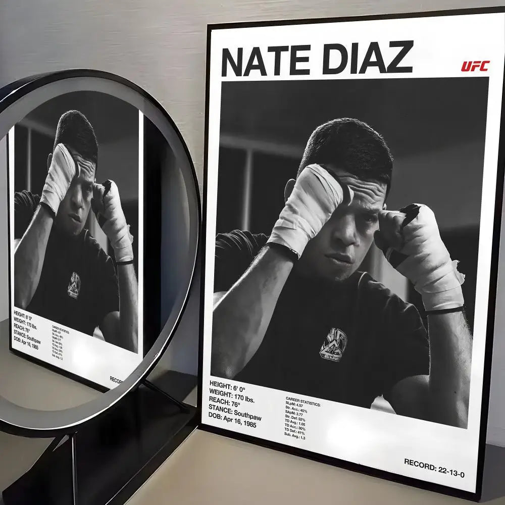 Gerahmtes Schwarz-Weiß-Porträt von Nate Diaz in Kampfhaltung für Leinwandkunst.