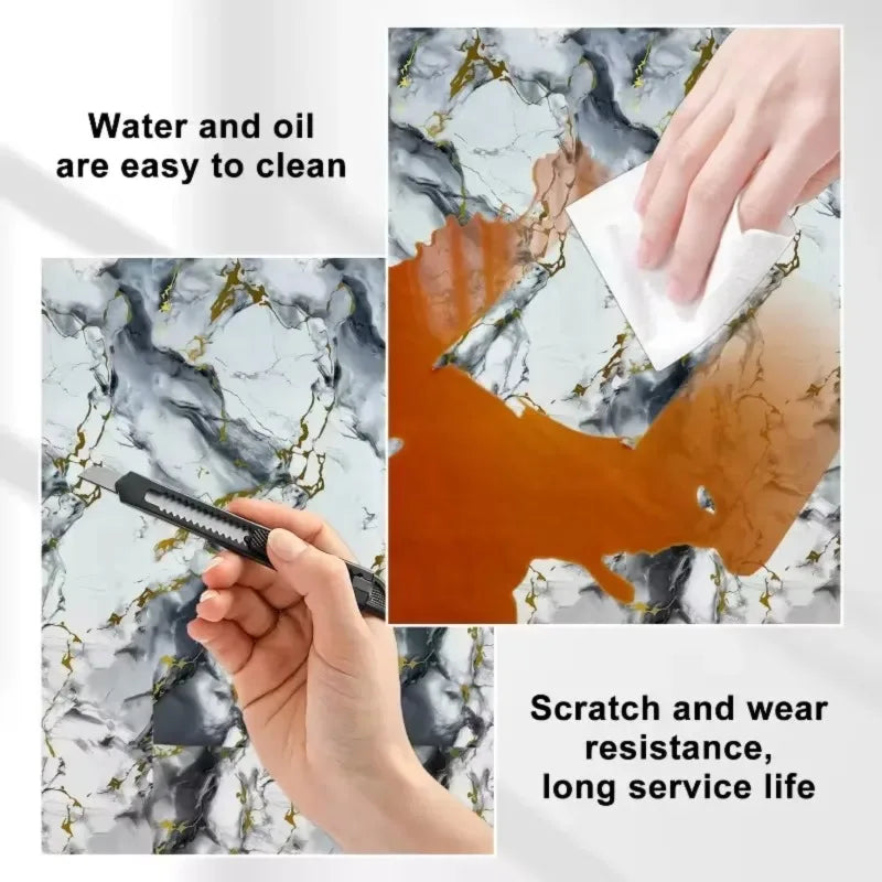 Une main nettoie un autocollant mural en fausse marbre 3D, montrant que l'eau et l'huile sont facilement nettoyées.