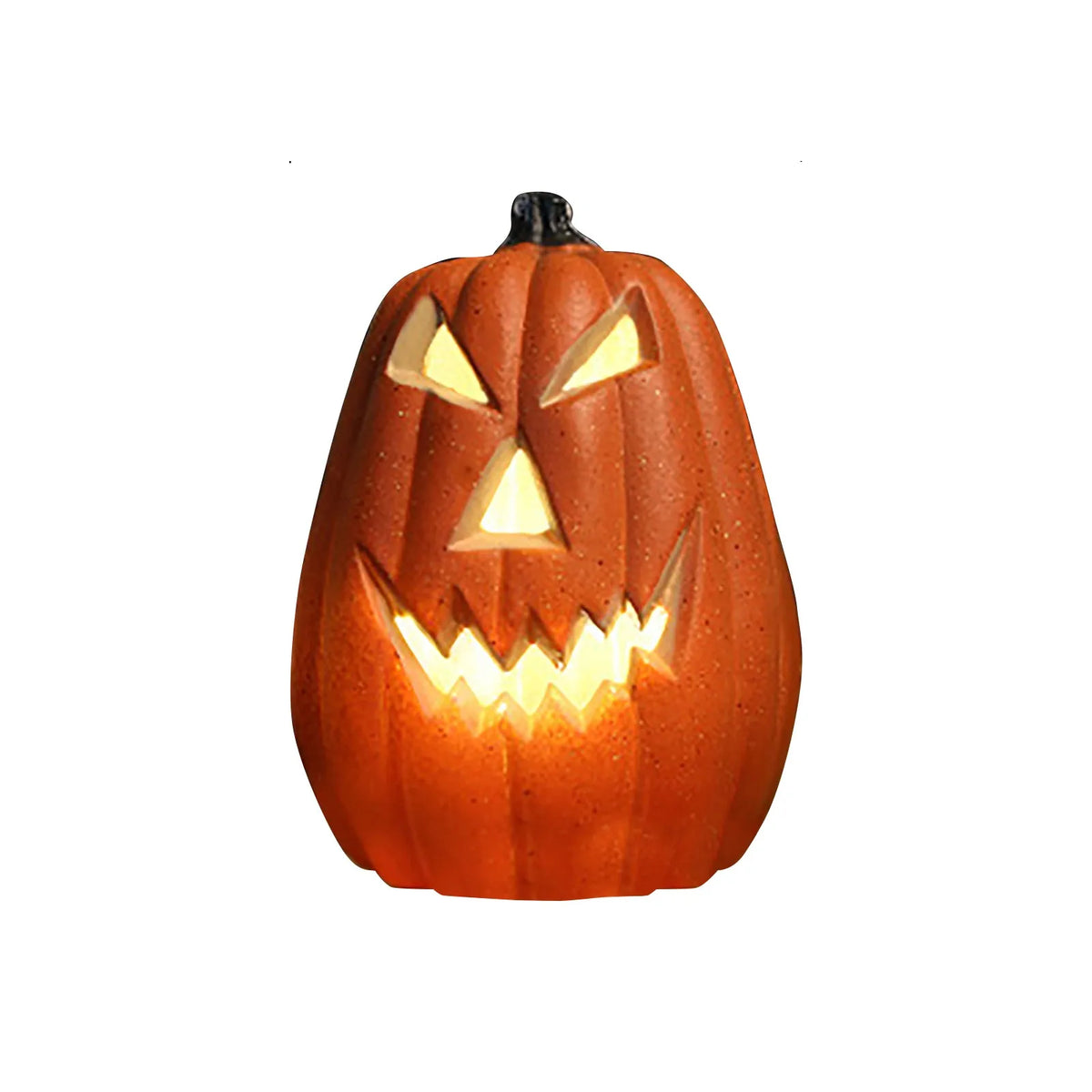 Calabaza de cerámica tallada con ojos amarillos brillantes y una sonrisa amenazante, usada como linterna de Halloween.