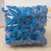 Un ramo de rosas azules artificiales en empaque de plástico transparente.