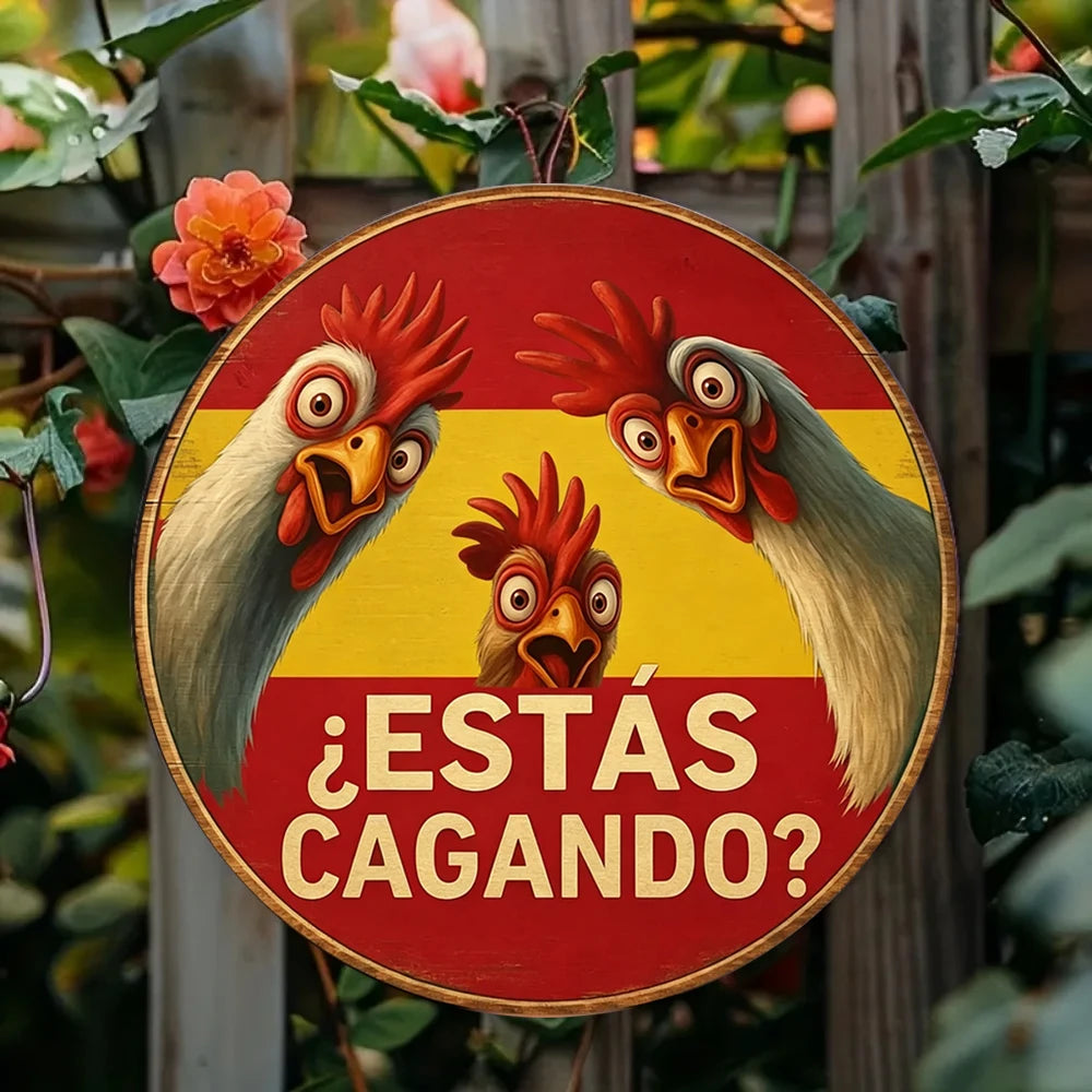 A round wooden sign featuring two stylized roosters with angry expressions and the text ¿ESTÁS CAGANDO?