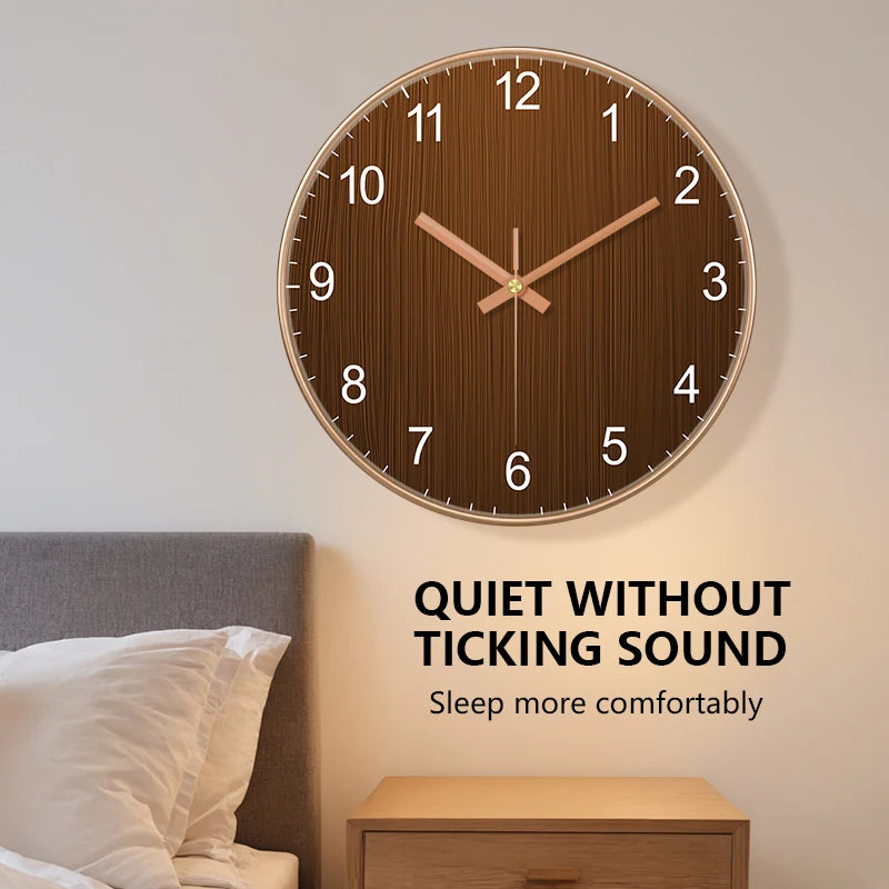 Minimalistische runde Holzwanduhr mit goldenen Akzenten, montiert über einem Bett.