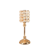 Portavelas de cristal de lujo con cuenco facetado y base dorada.