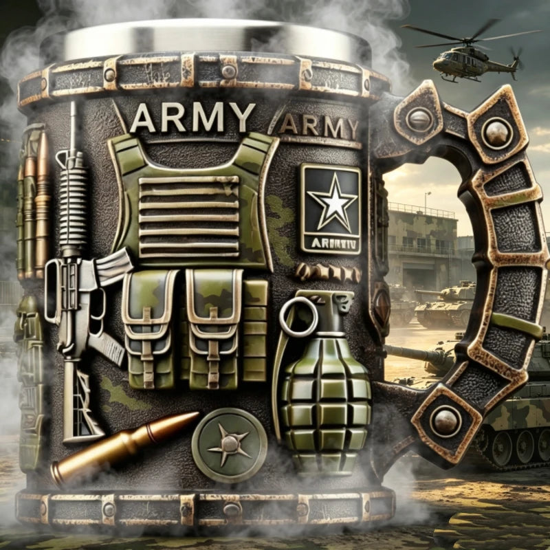 Una taza de café de metal oscuro decorada con temas militares, incluyendo armas, camuflaje y equipo táctico.