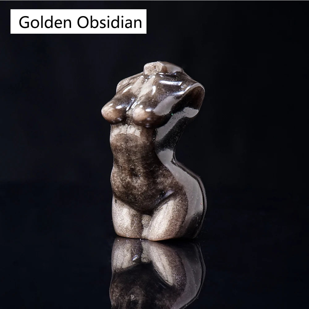 Figura esculpida y brillante de una figura femenina hecha de Obsidiana Dorada, reflejando la luz.